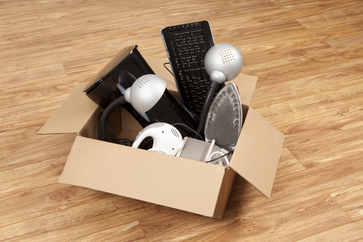 Elektroschrott entsorgen: Wohin mit Handy, Kühlschrank & Co.? Elektroschrott in einer Kiste