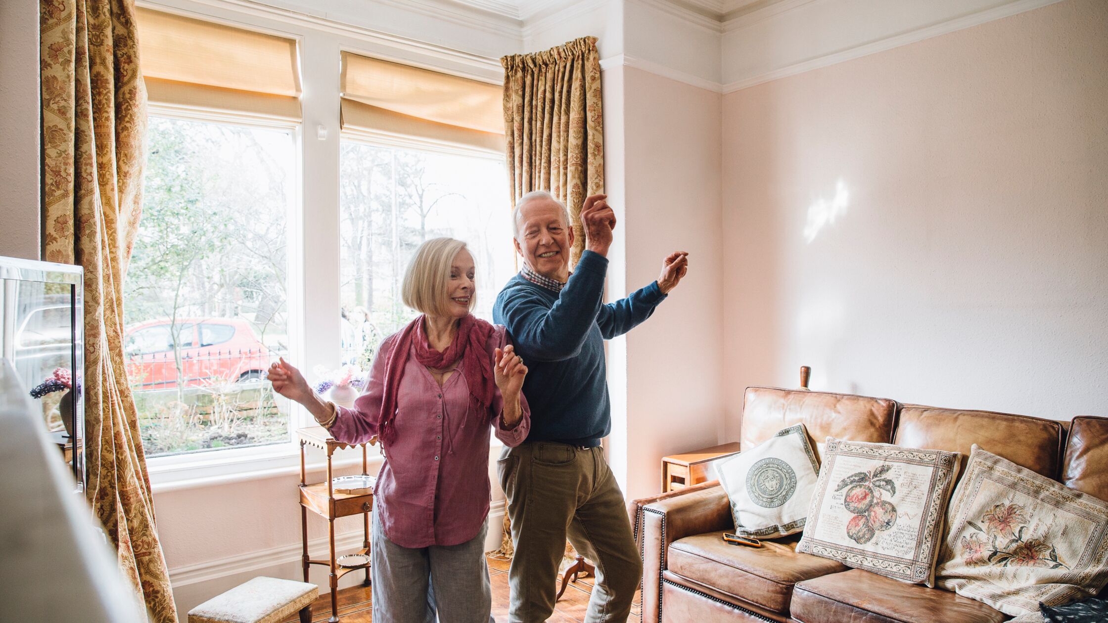 Rentner tanzen nach dem Umzug in der neuen Wohnung