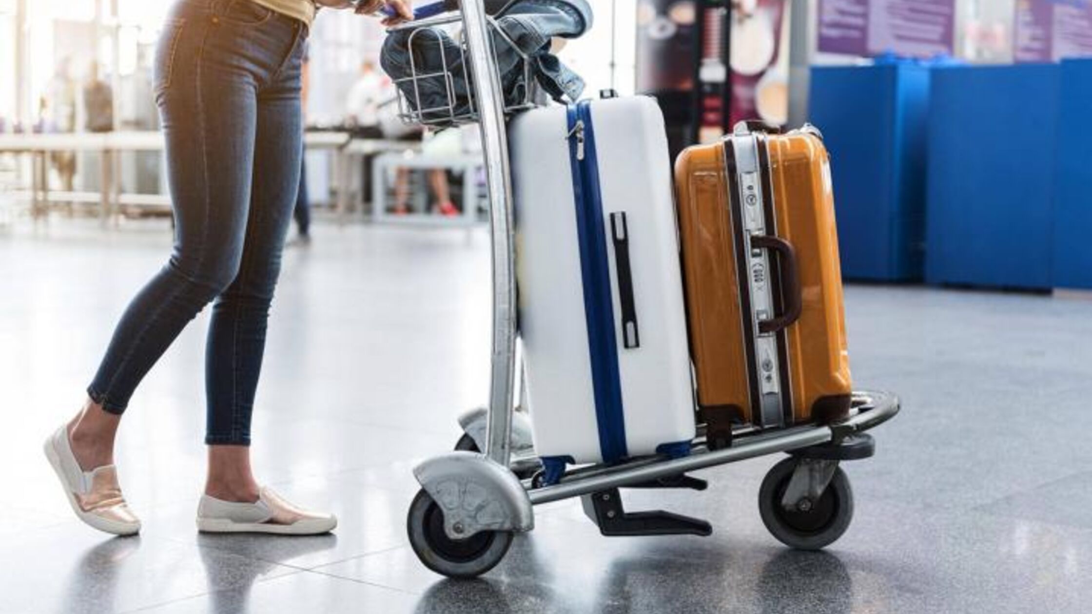 Frau mit Koffern am Flughafen