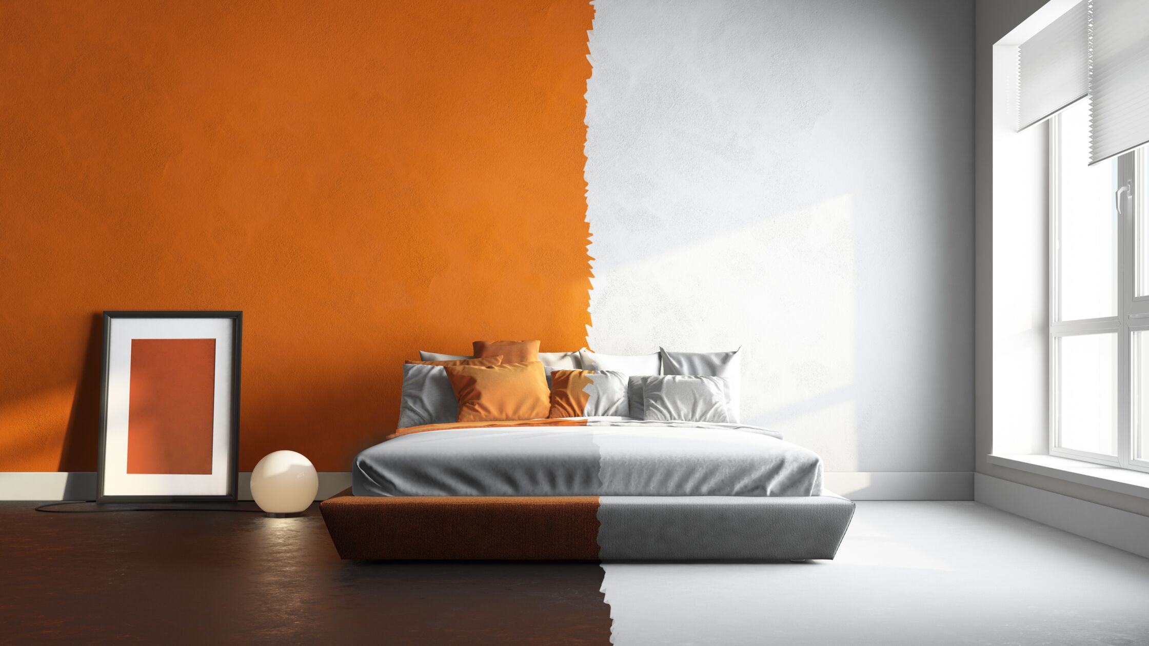 Raum in zwei Farben: Links in braun und orange, rechts in Grautönen.