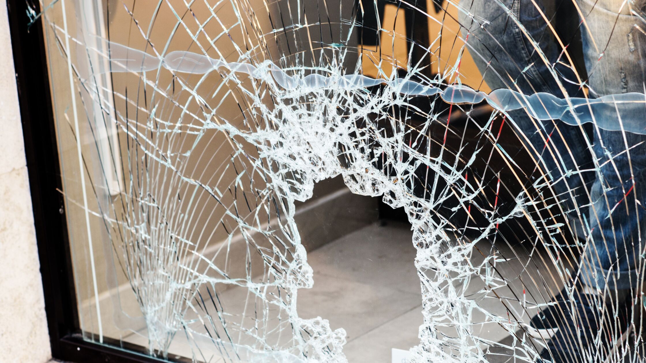 Zerbrochene und zersplitterte Fensterscheibe