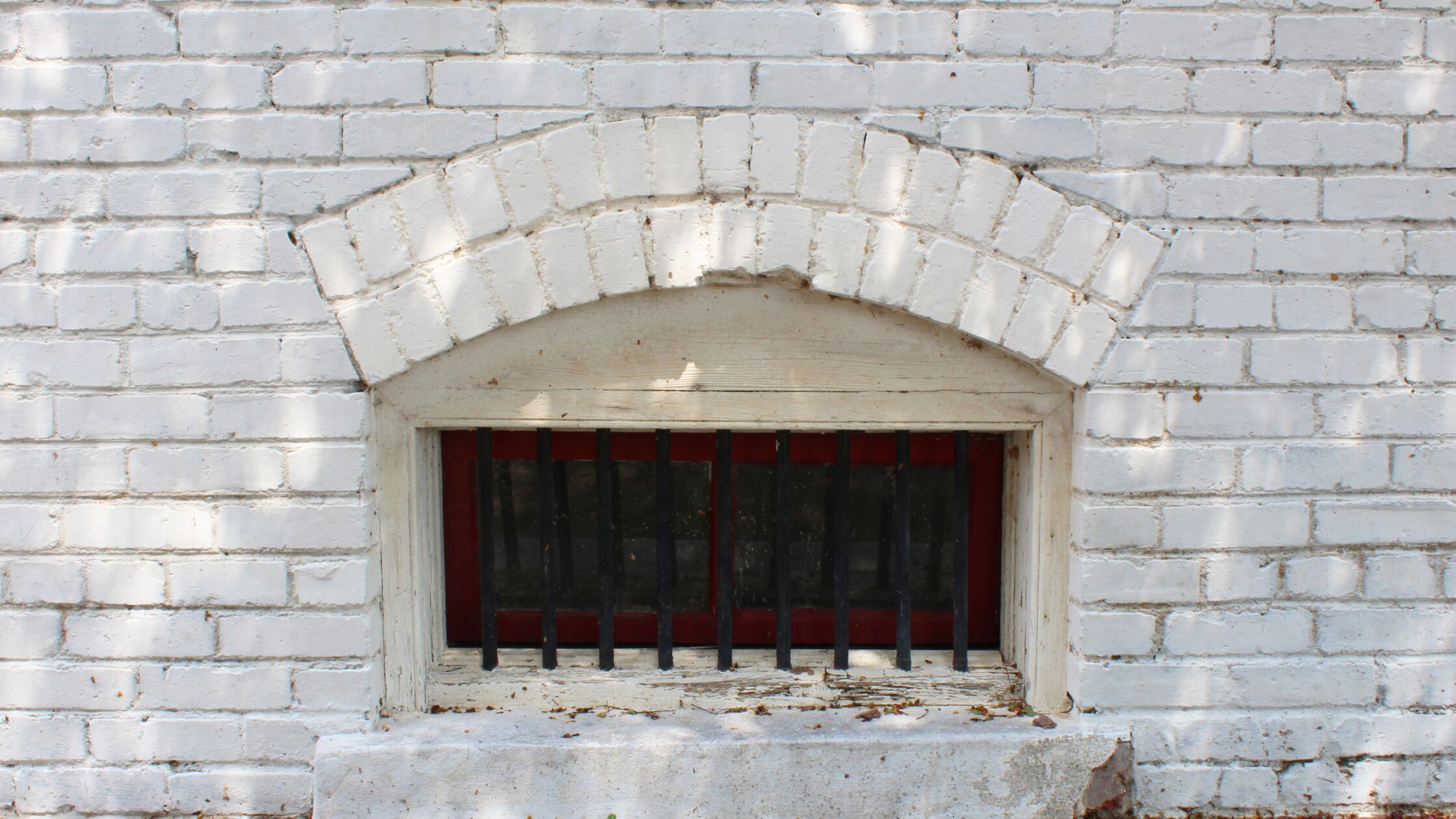 Kellerfenster mit Stäben
