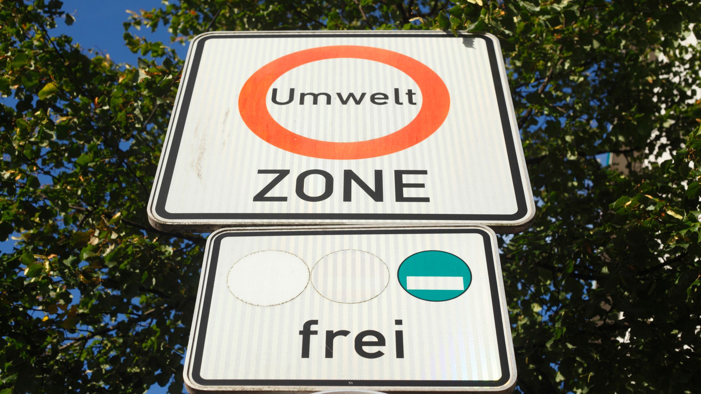 Feinstaubplakette: Alle wichtigen Infos zur Umweltplakette Schild Umweltzone in einer deutschen Stadt