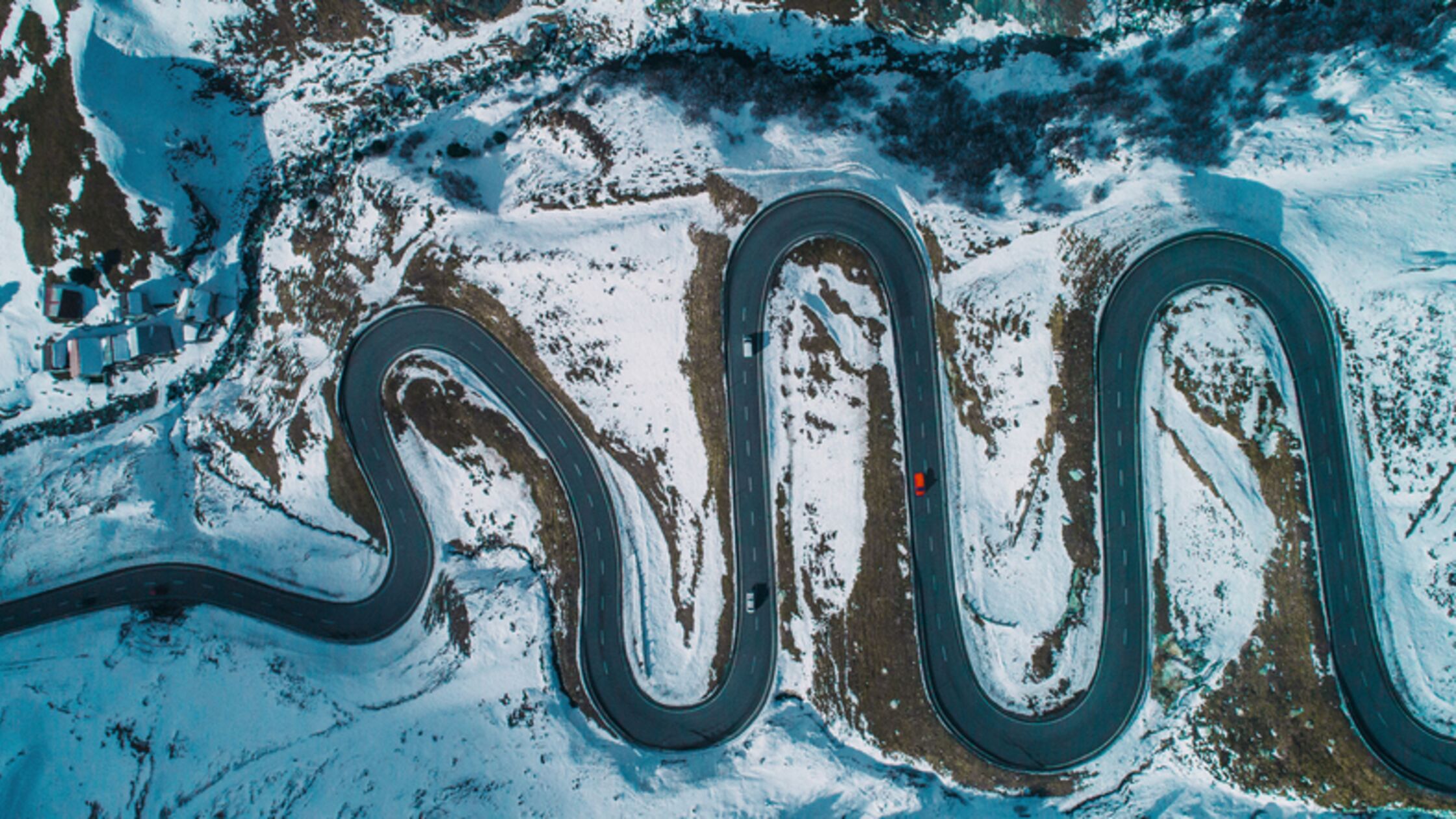 verschneite Serpentinenstaße in der Schweiz