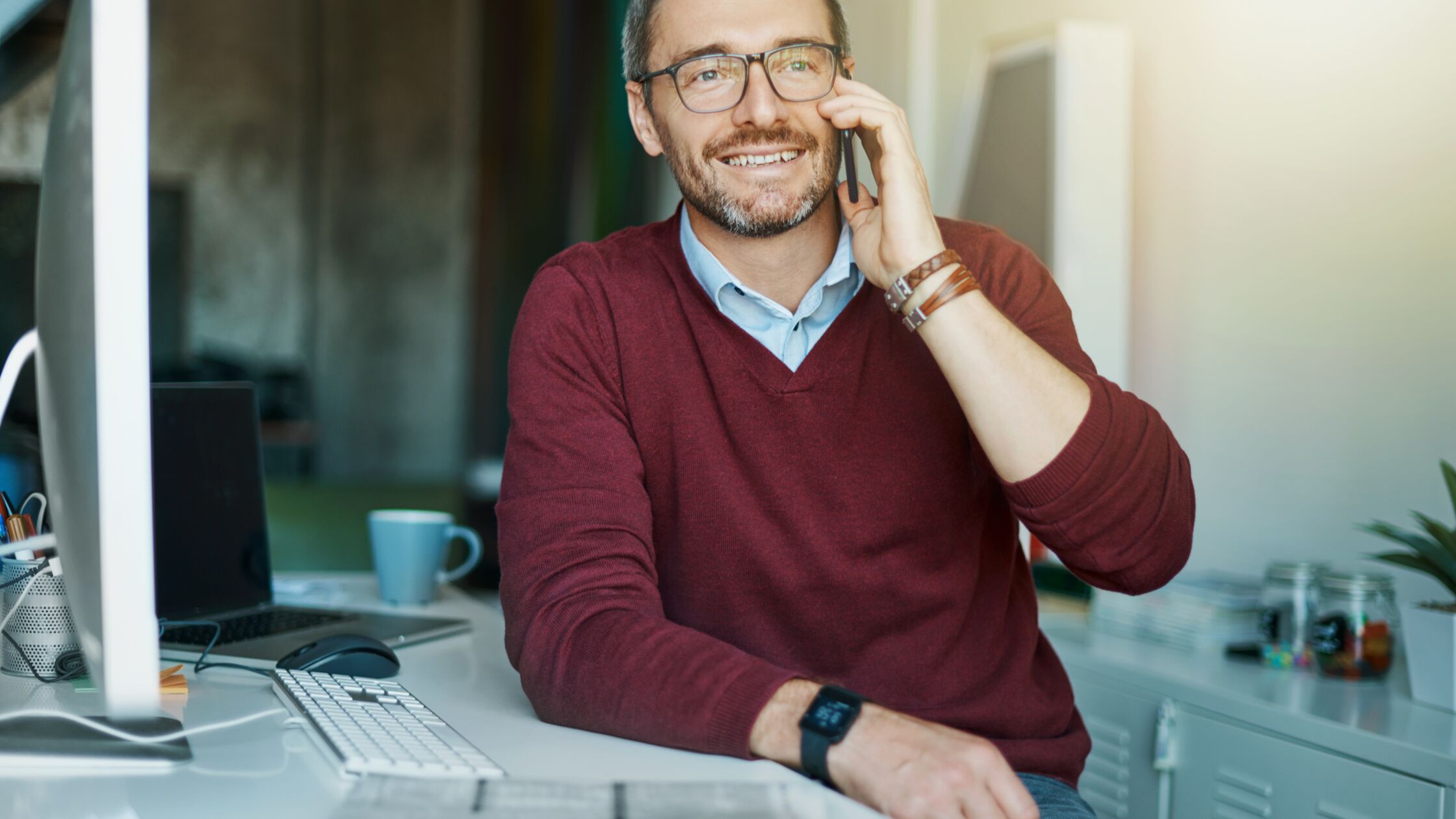 Den richtigen Mieter finden: 4 Tipps für Vermieter Vermieter telefoniert mit Mietinteressenten