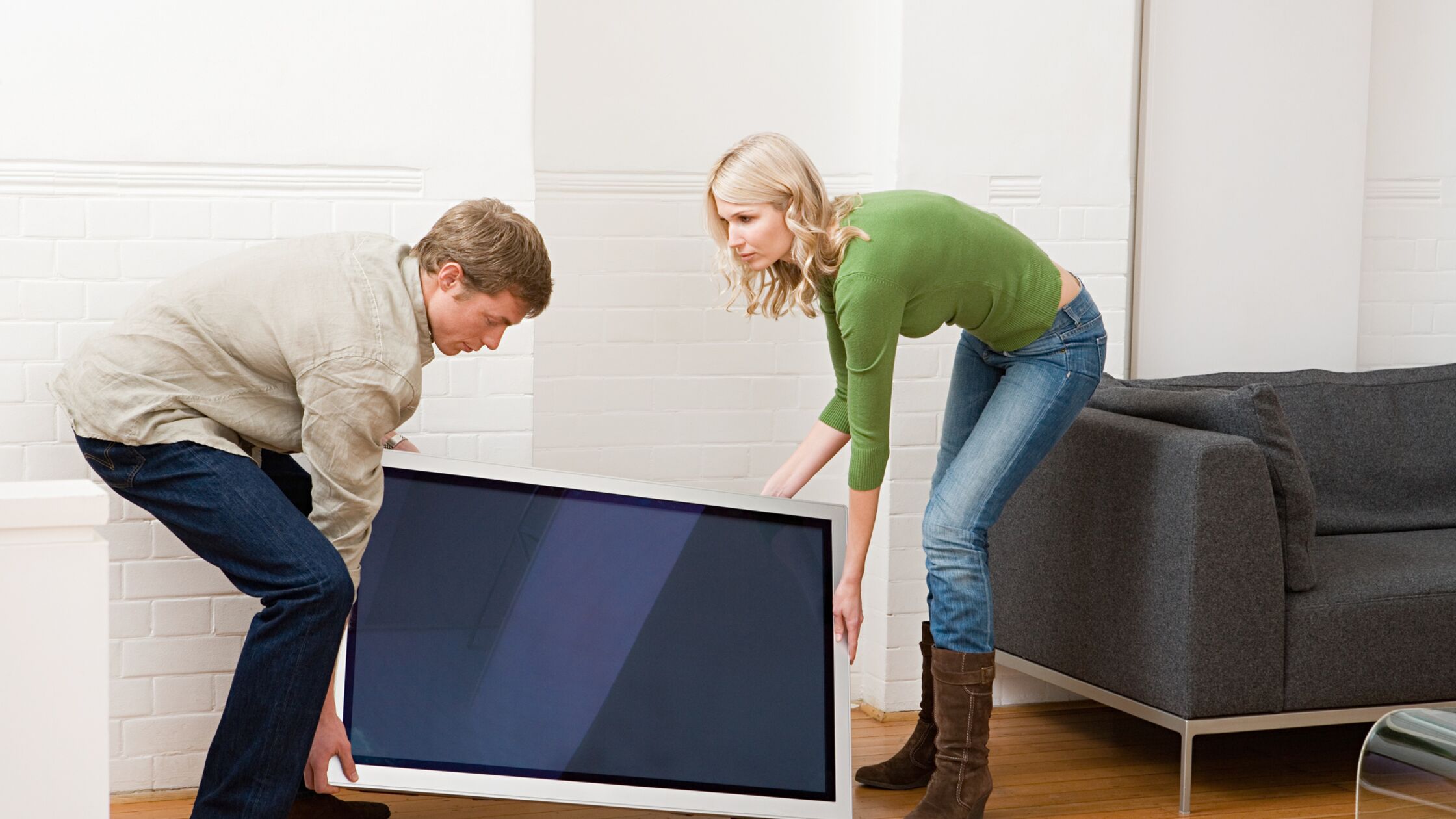 Fernseher transportieren: LED, LCD & Plasma – liegend oder stehend?
