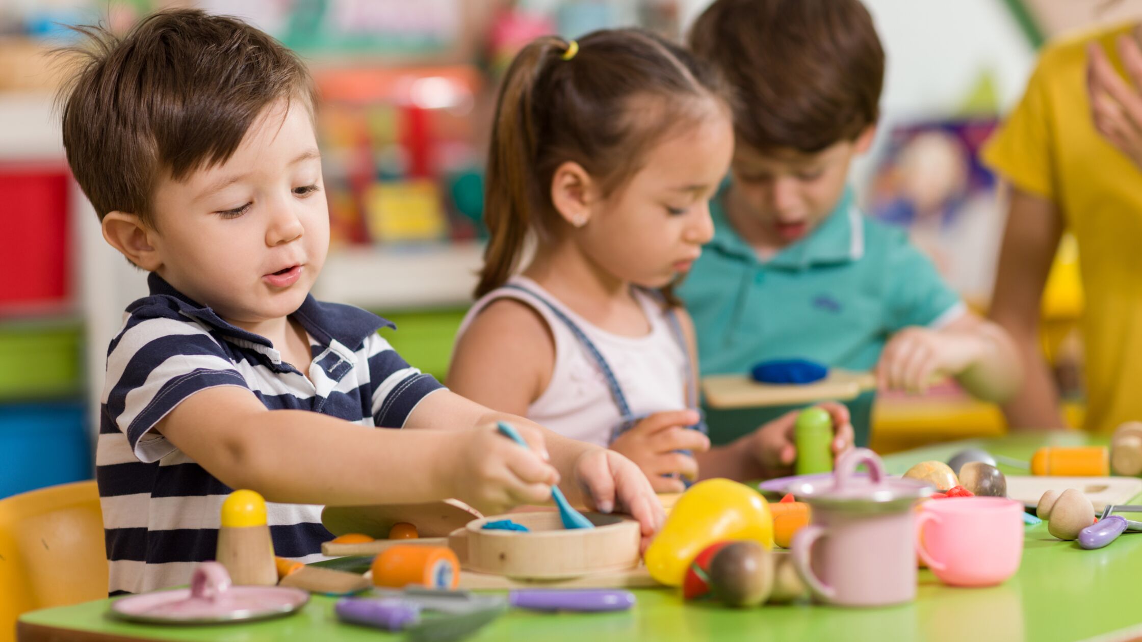 Private Kinderbetreuung: Vom Babysitter bis zur Vollzeit-Nanny ( Kinder spielen an einem Tisch