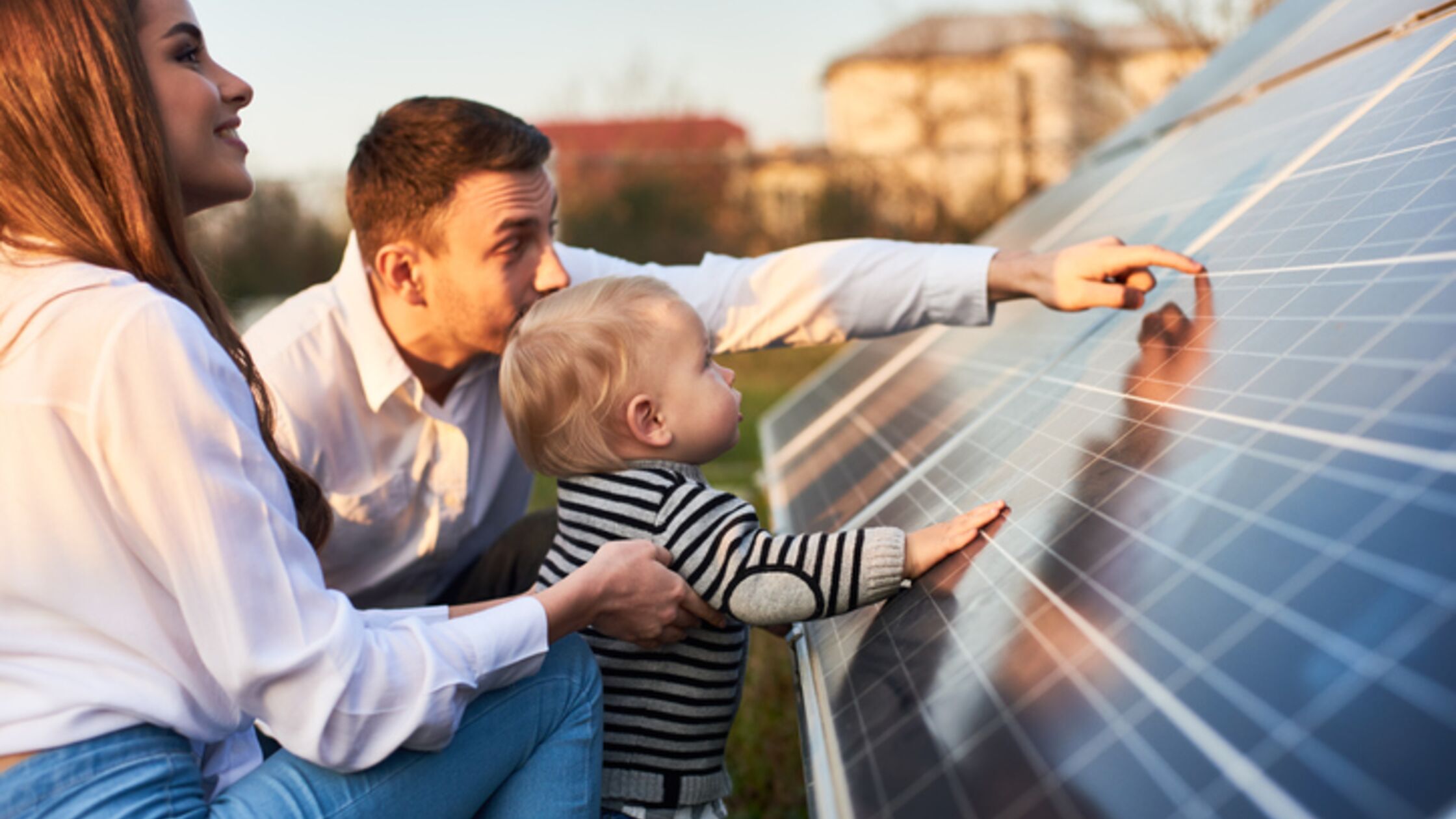 Junge Familie vor Solarpaneel