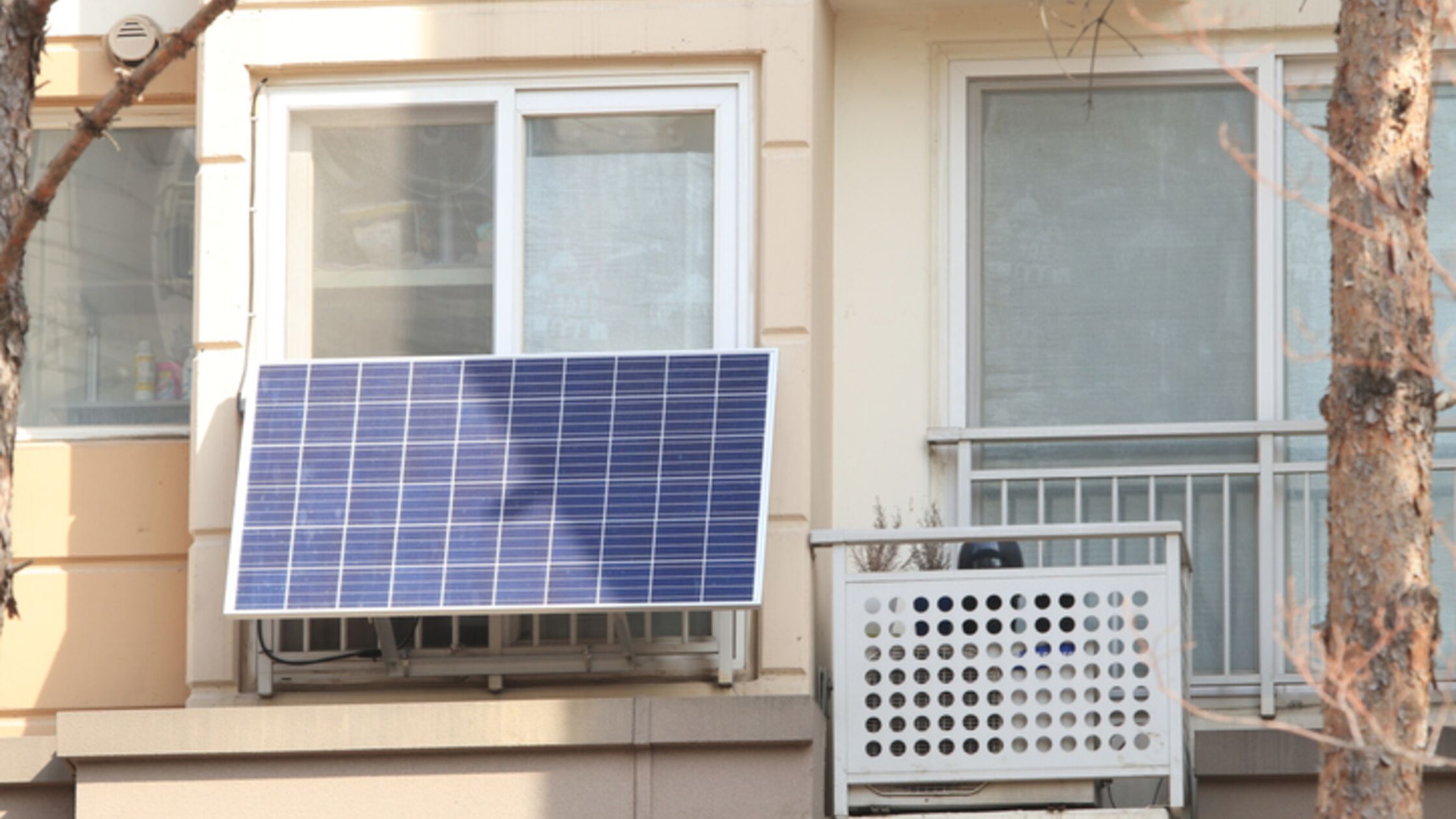 Stecker-Solargerät an Balkon