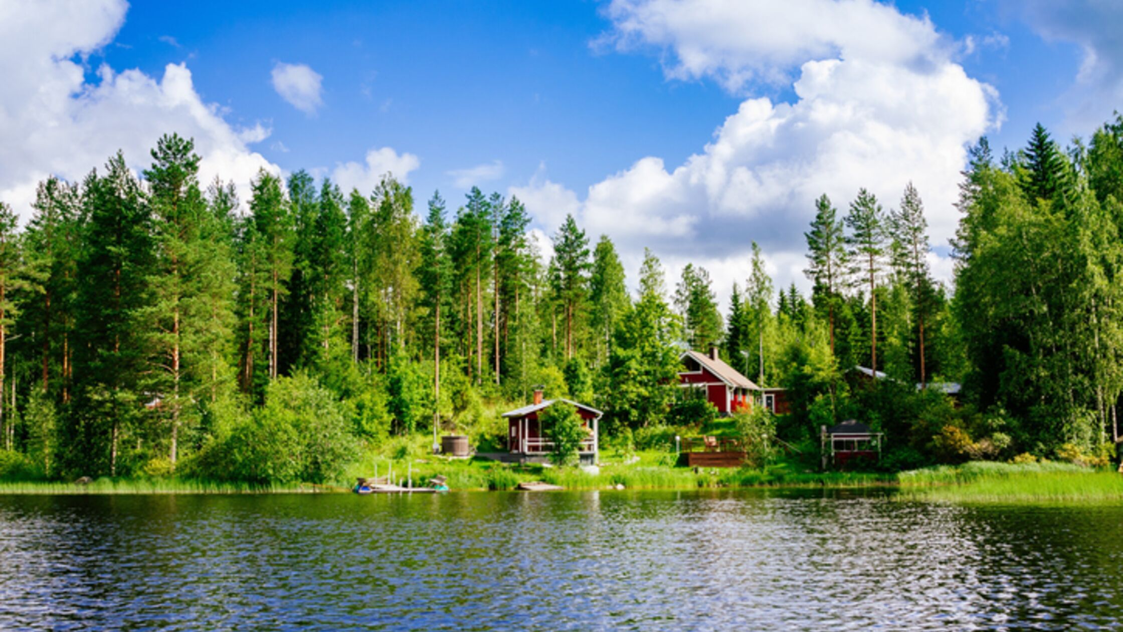 Holzhaus im Wald in Finnland