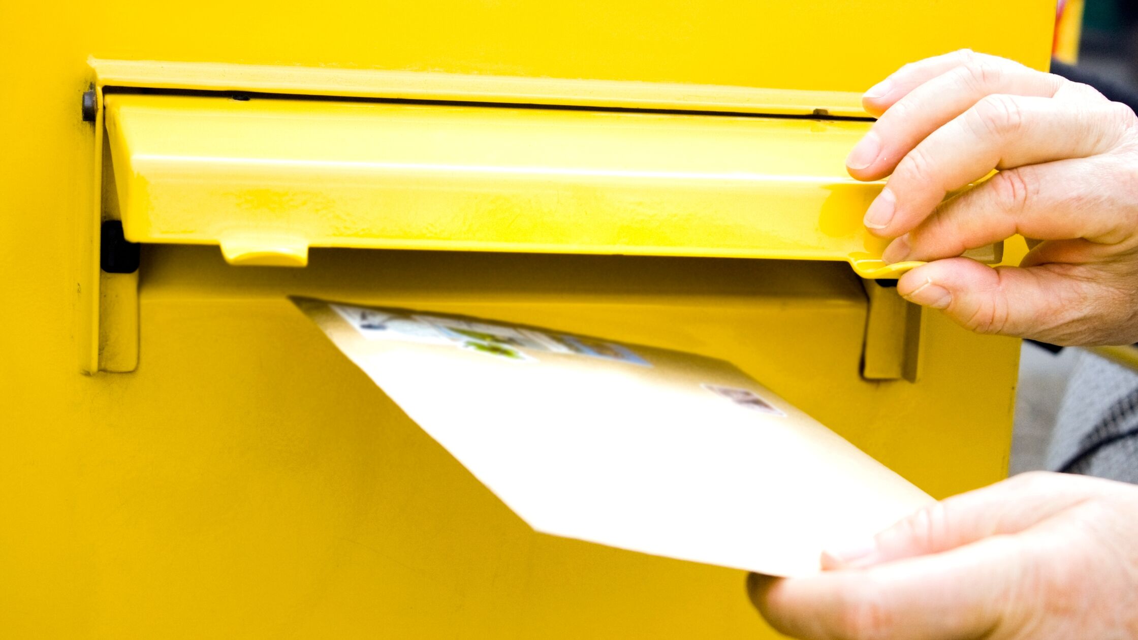 Brief wird in den Briefkasten gesteckt Brief wird in den Briefkasten gesteckt