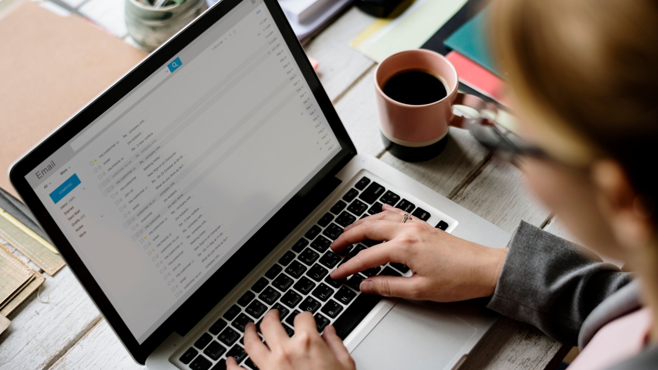 Mann schreibt auf dem Laptop eine Email an das Finanzamt, um seine Adresse zu ändern. Mann schreibt auf dem Laptop eine Email an das Finanzamt, um seine Adresse zu ändern.