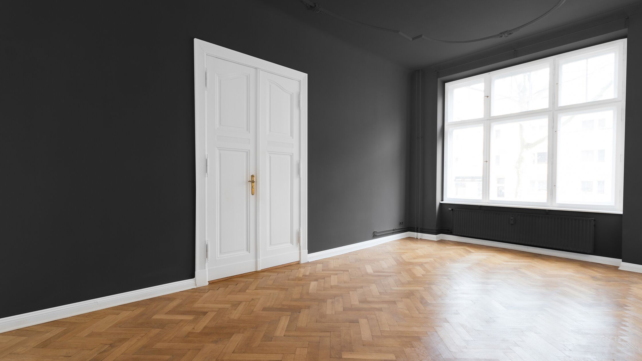 Altbauwohnung einrichten: 6 inspirierende Tipps Schwarze Wände? Bei großen Altbauwohnungen geht das!