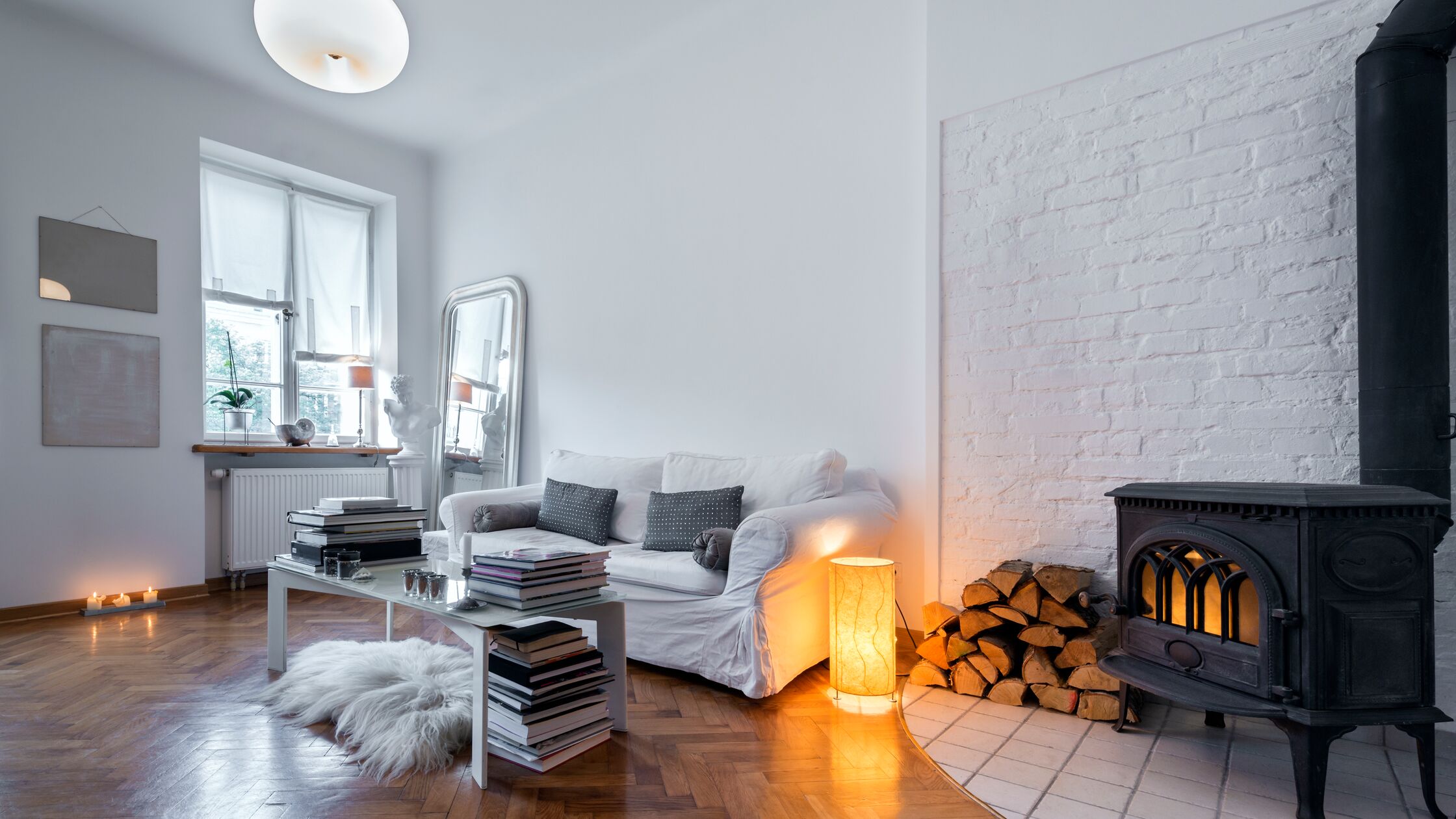 Altbauwohnung einrichten: 6 inspirierende Tipps Parkett, altes Mauerwerk und ein antiker Ofen neben modernen Wohnzimmermöbeln: Altbauwohnungen müssen sich nicht auf Omas Einrichtung beschränken.