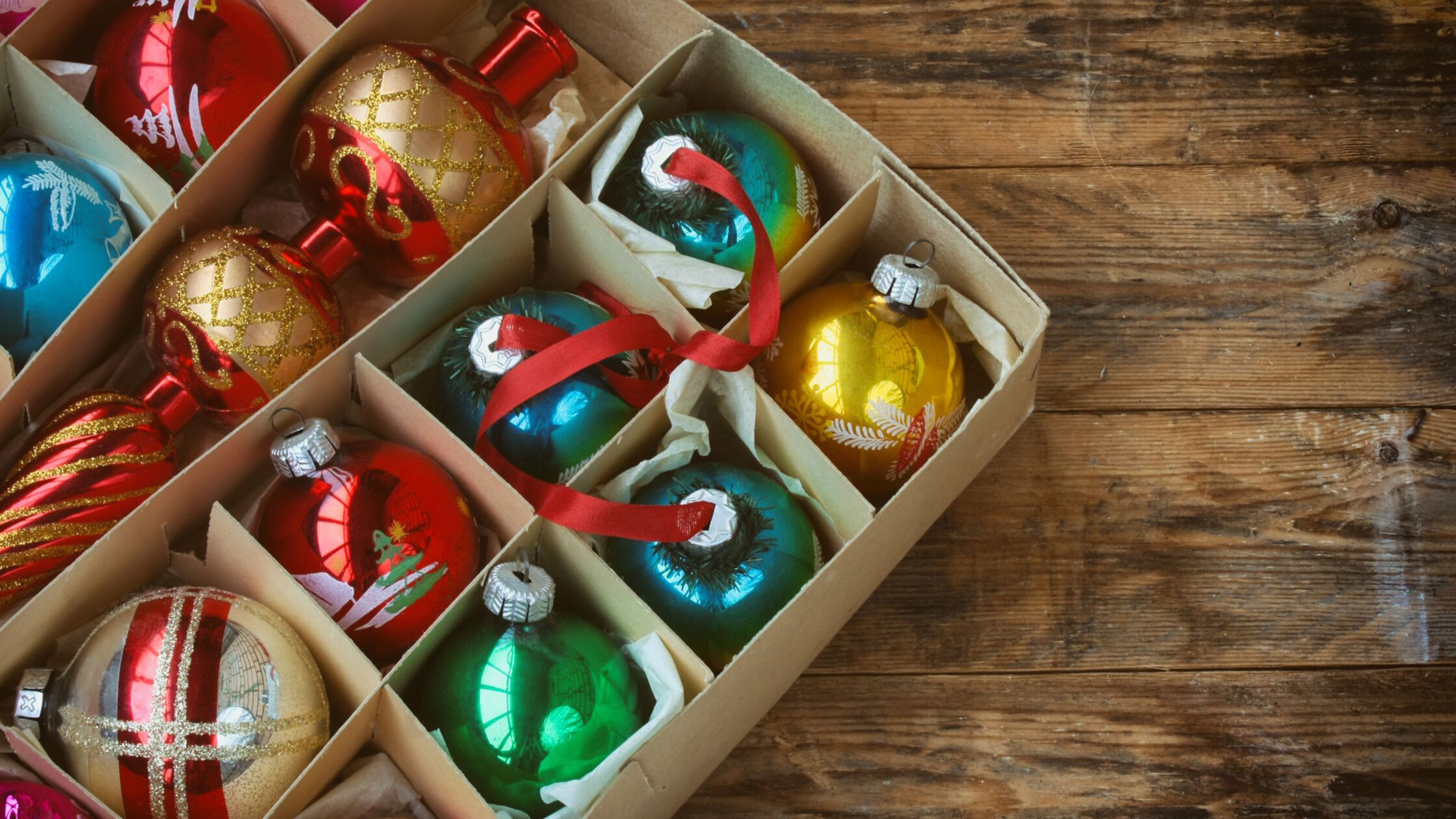 Umzug vor Weihnachten: 5 Tipps für mehr Festtagslaune Karton mit Weihnachtskugeln