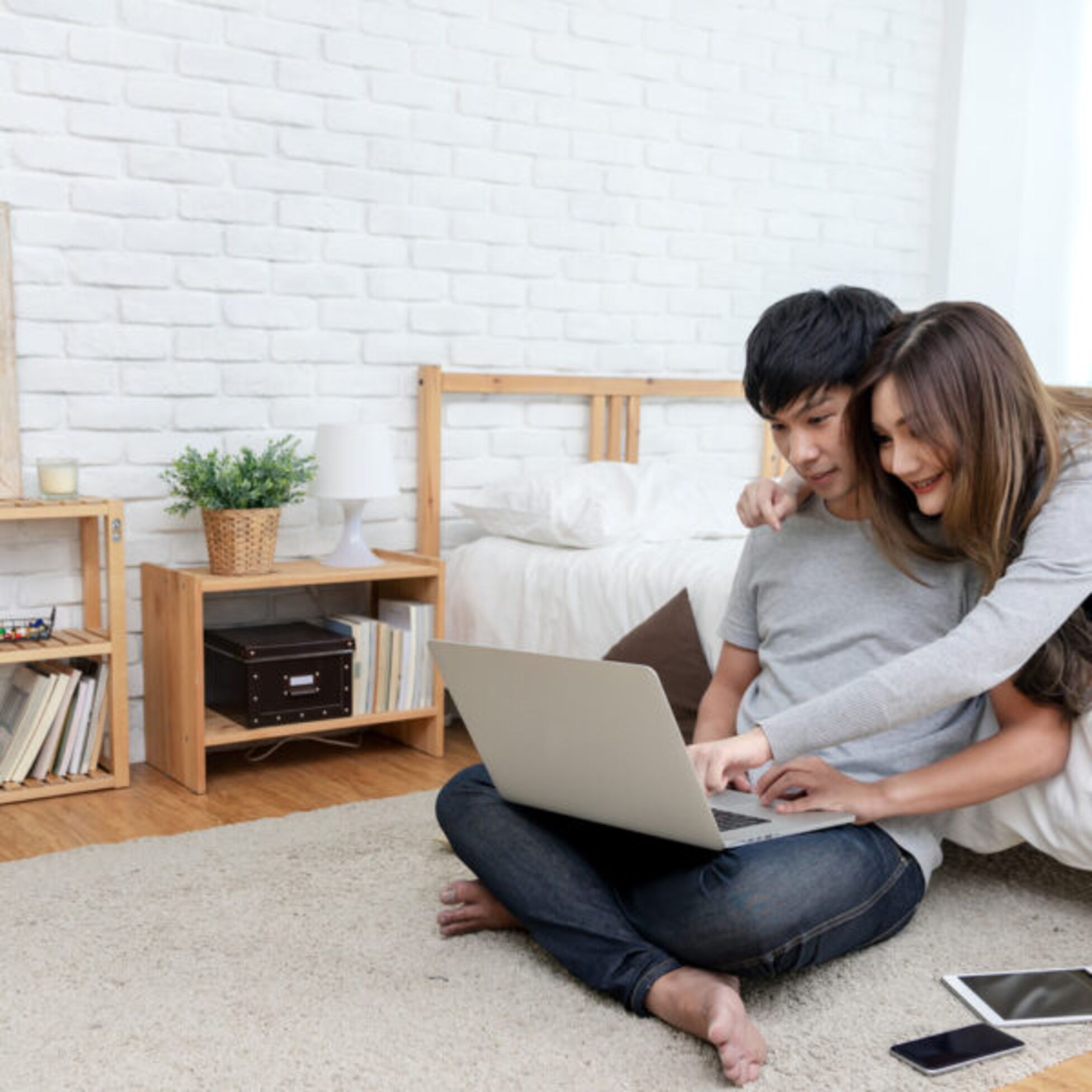 Paar liest Abkürzungen für Wohnungen im Internet