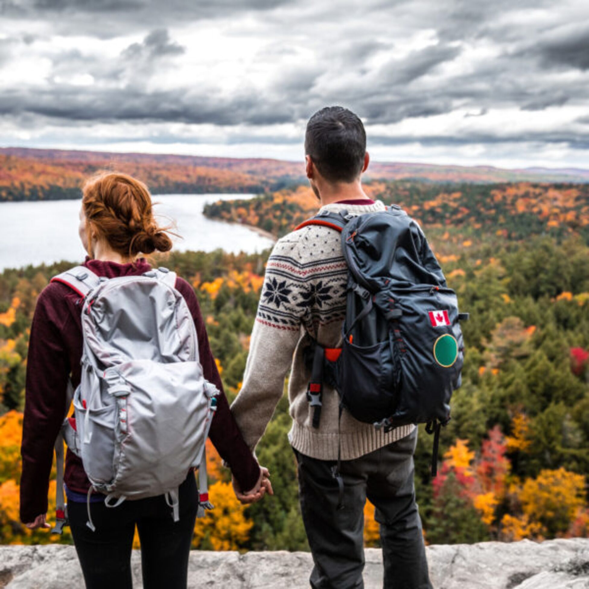 Paar überblickt Natur-Panorama in Kanada