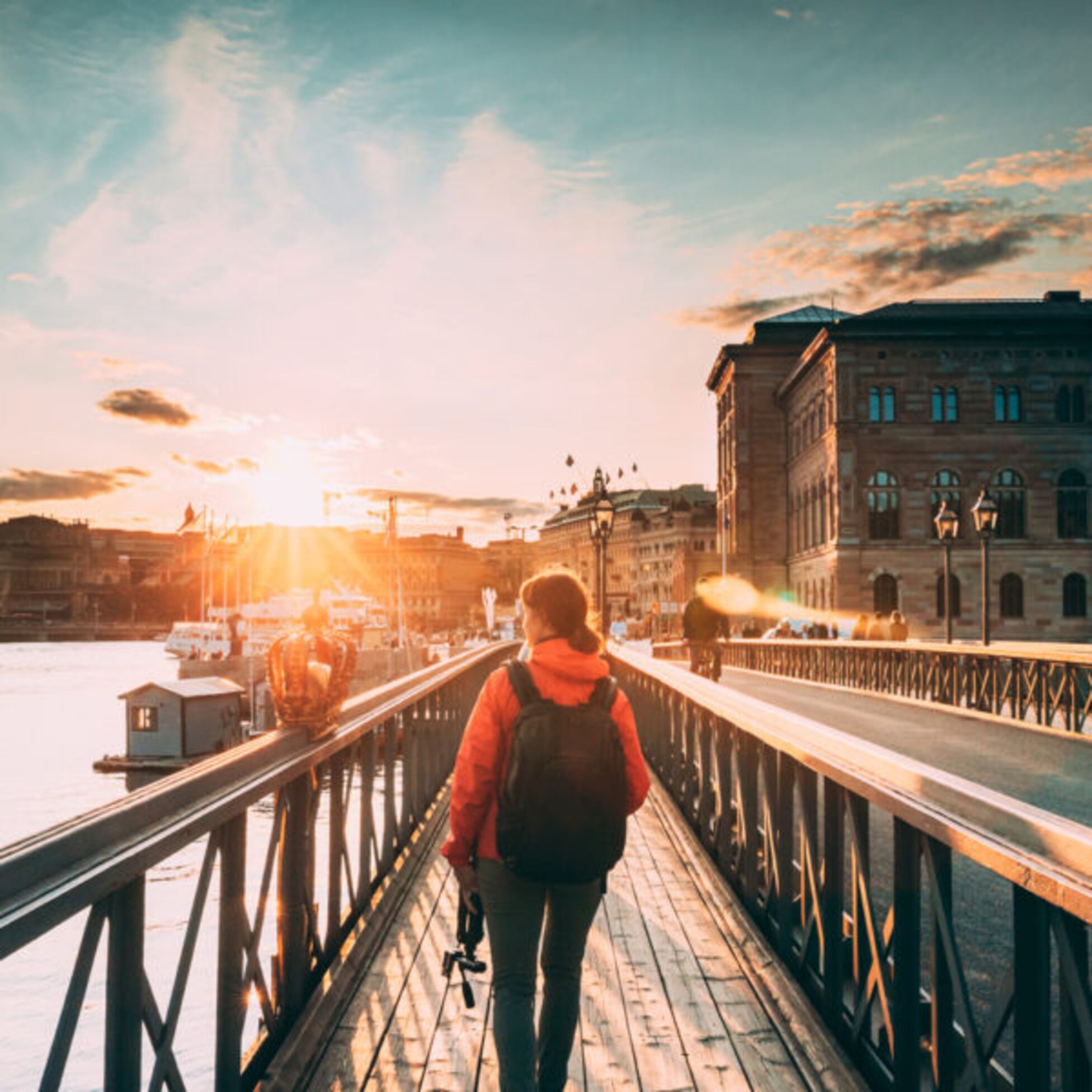 Frau auf Brücke in Stockholm