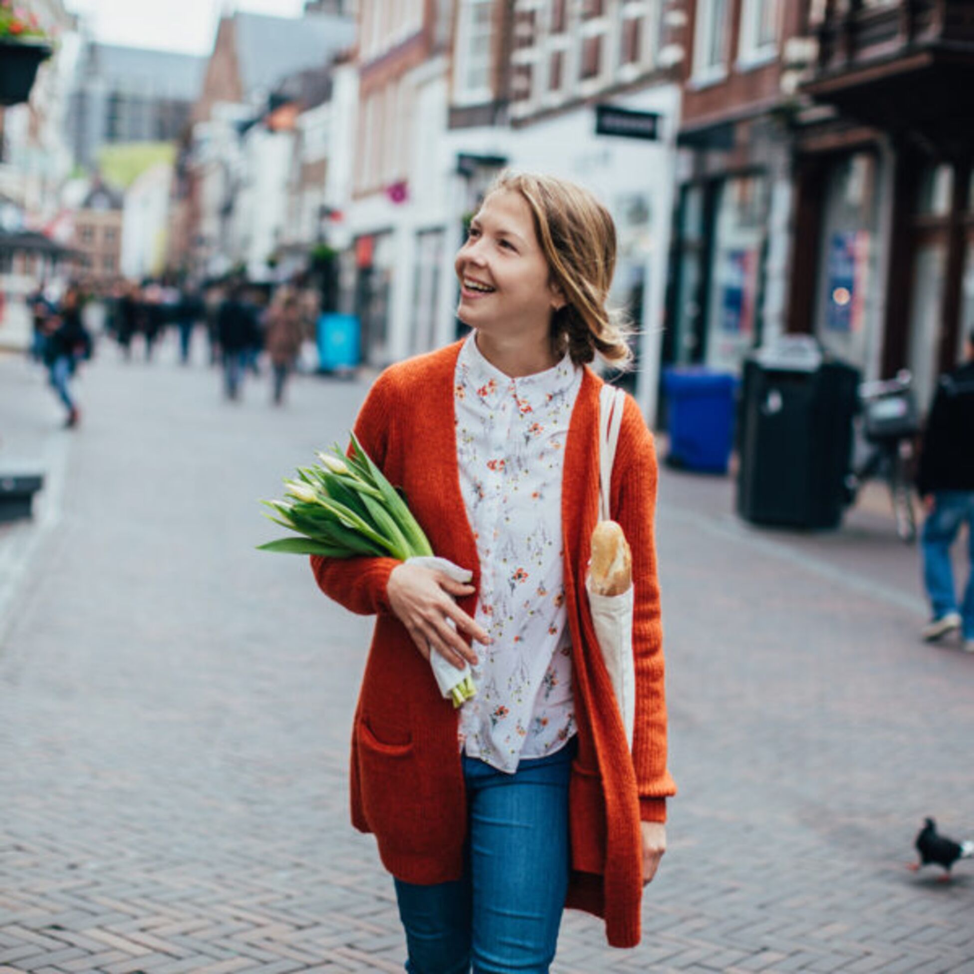 Frau mit Tulpen, die in die Niederlande ausgewandert ist