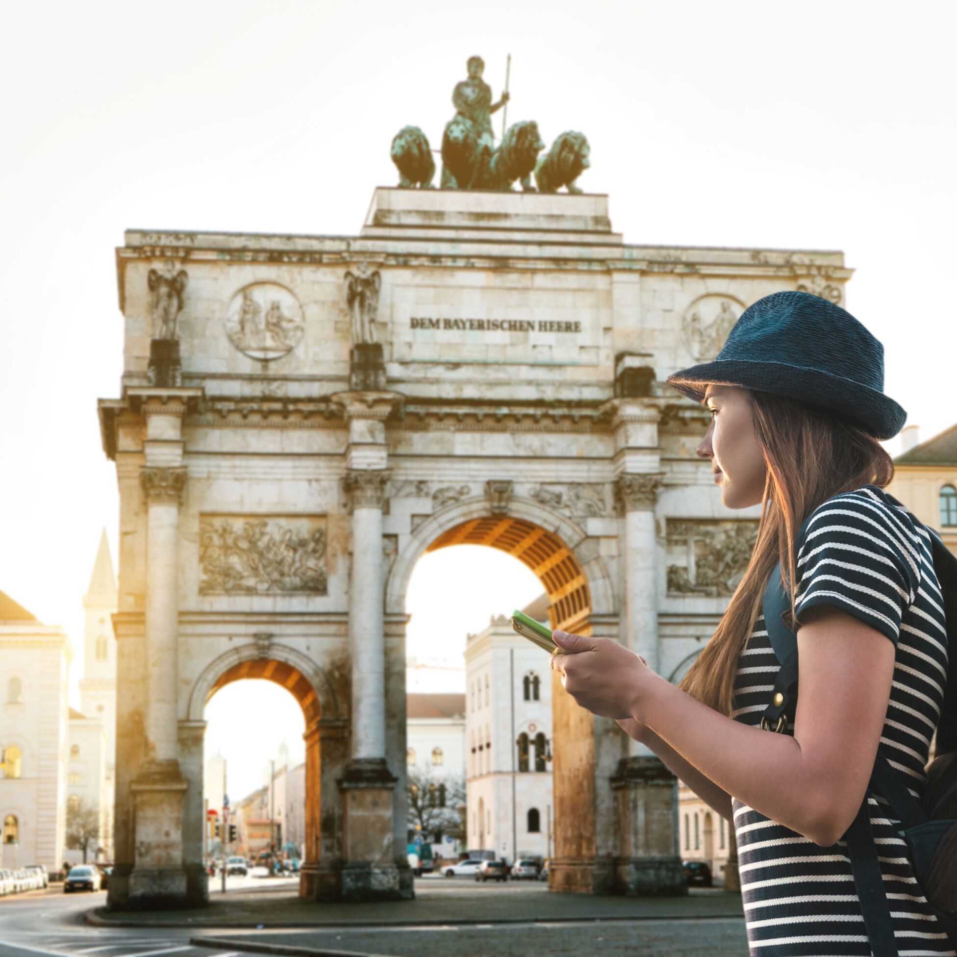 Frau mit Handy läuft durch die Stadt