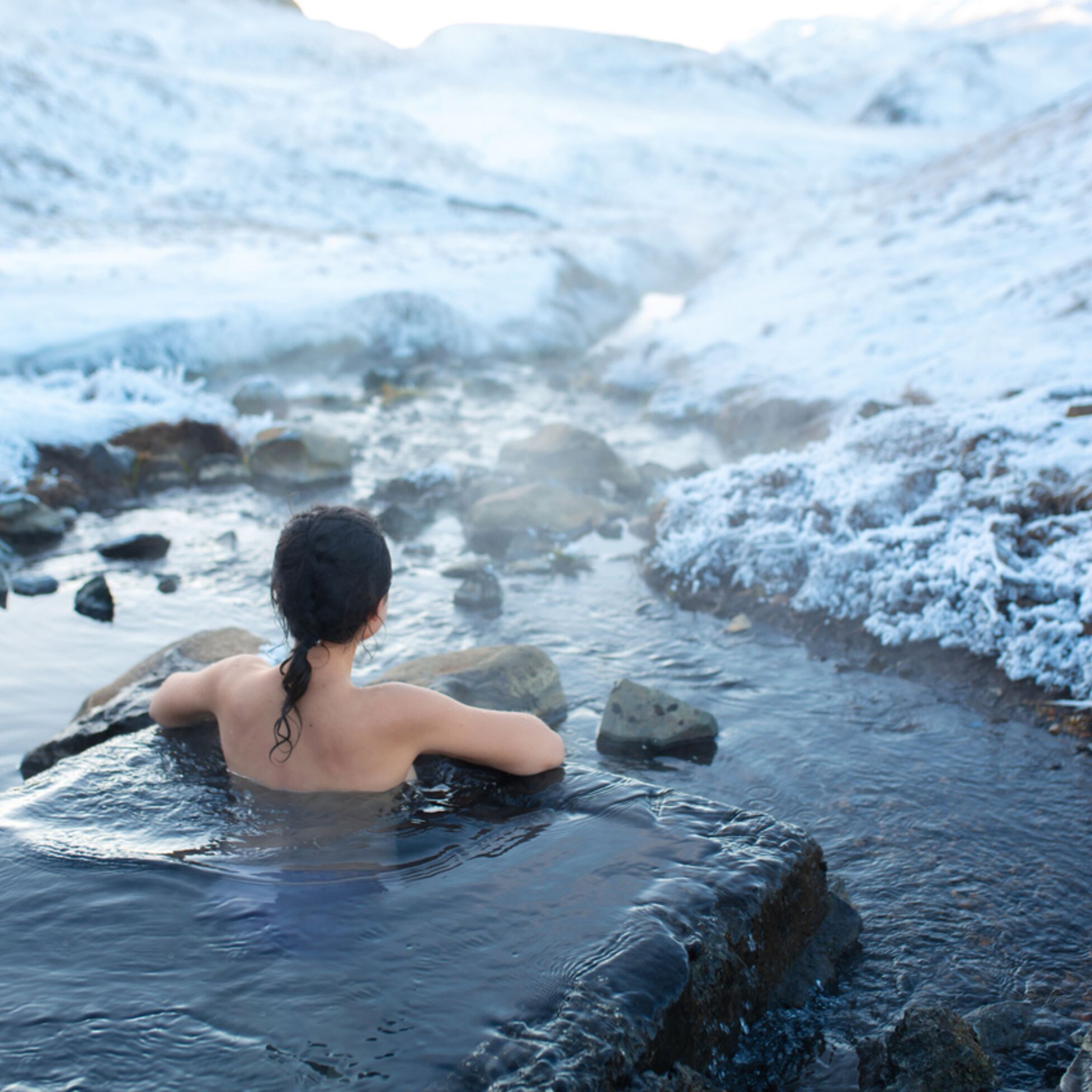 Frau badet in heißer Quelle