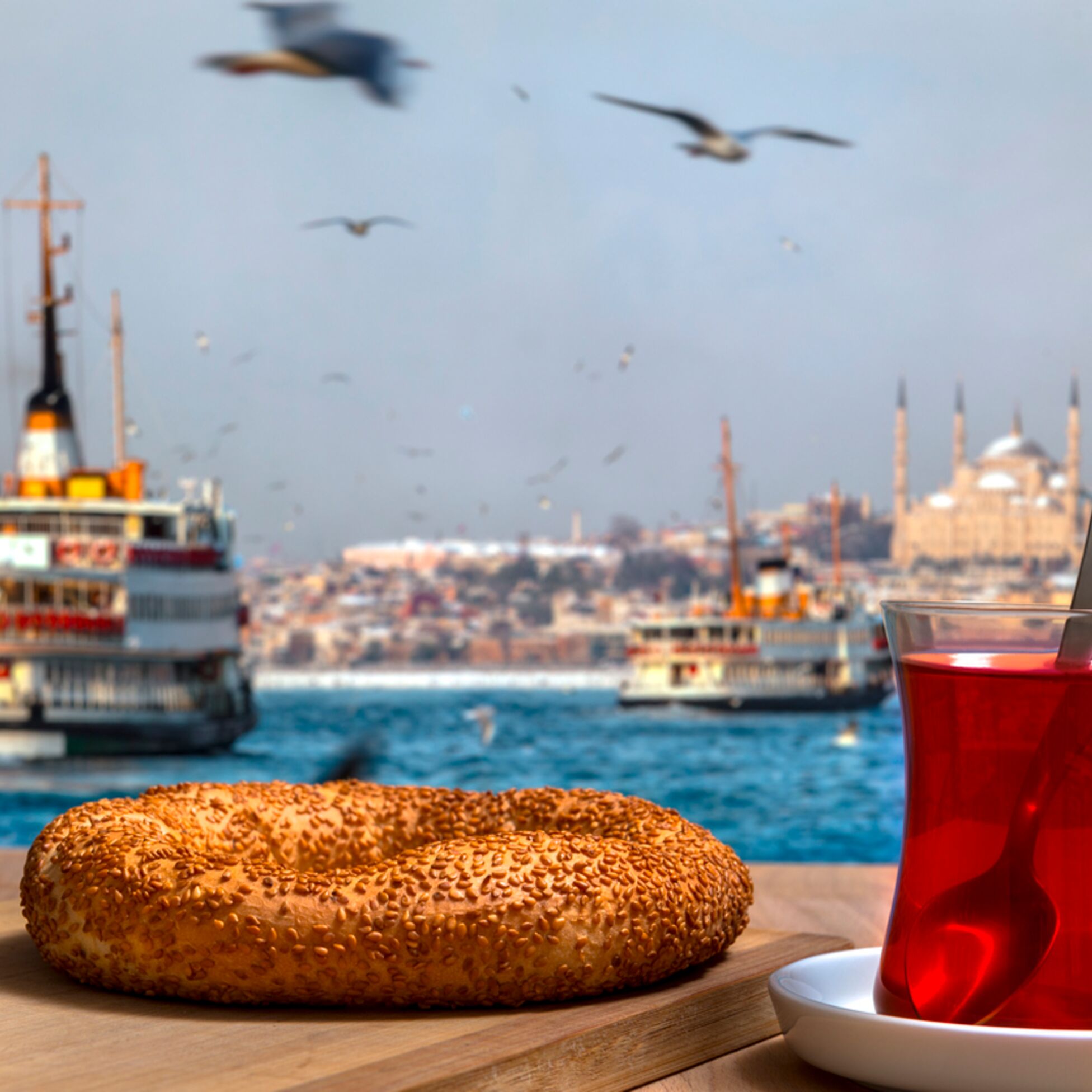 Auswandern in die Türkei: Tee und Gebäck in Istanbul