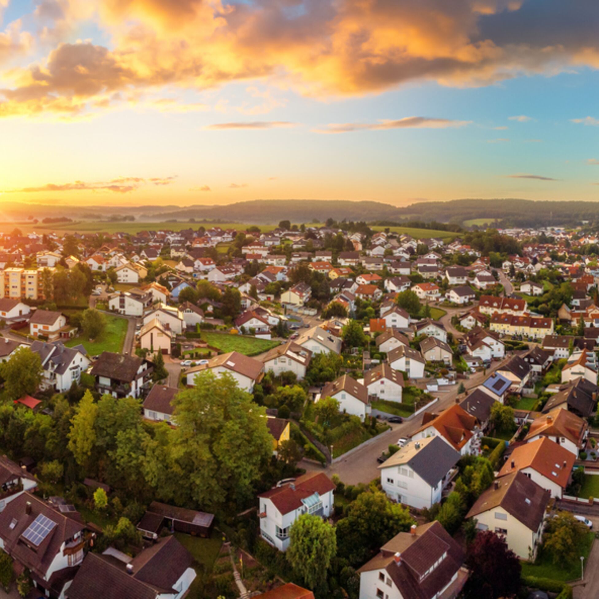 Luftbild der Kleinstadt bei Sonnenaufgang
